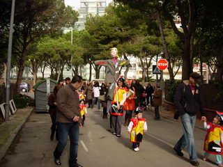 Rua de Carnaval organizada por la escuela GIMBEB&Eacute; en las calles del norte de Gav&agrave; Mar (1 de Febrero de 2008)